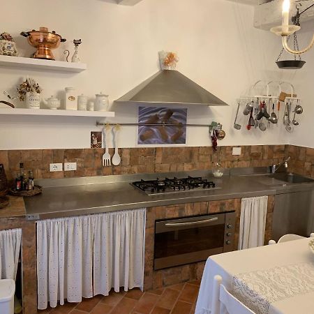 Agriturismo La Casa Dei Ricordi 콜레살베티 외부 사진